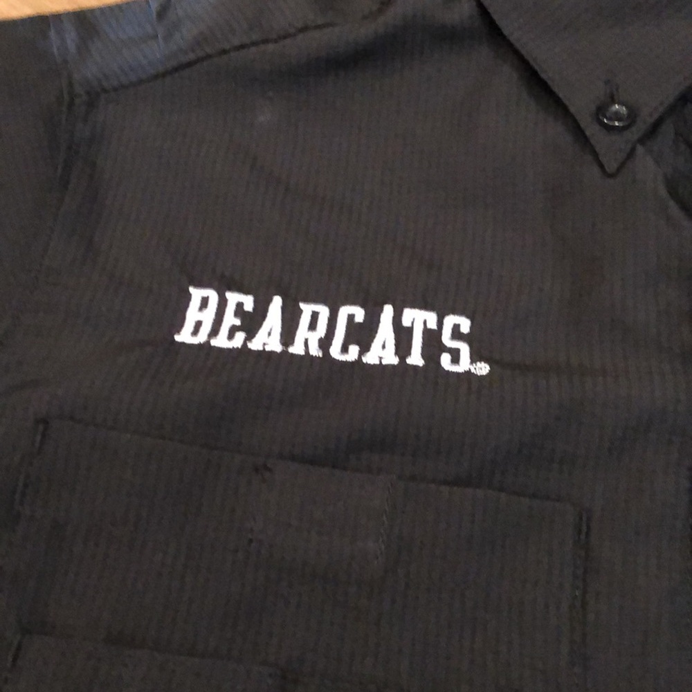 CINCINNATI BEARCATS SMALL BLACK COOLING MEN SHORT SLEEVE BUTTON UP LITE SHIRT - Picture 3 of 7